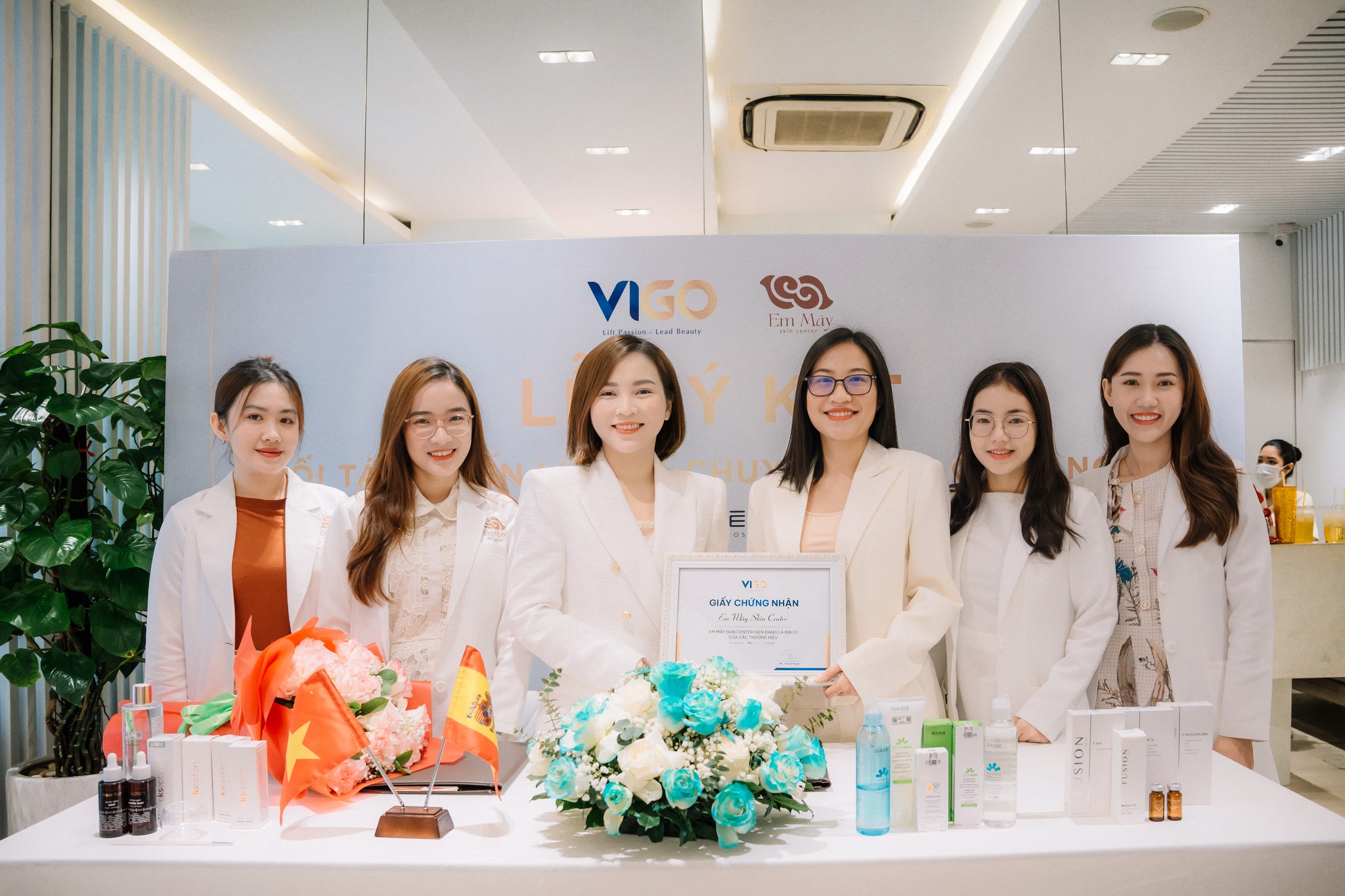 vigo hợp tác em mây skin center